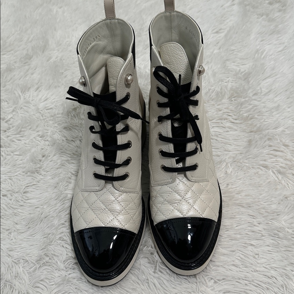❤️ AUTHENTIC! Chanel White Leather Lace Up Boots with Faux Pearl Detail - Picture 3 of 15